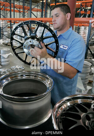 (Pubblicato il 7/16/2006, N-4) Luglio 7th, 2006, Vista, California, Stati Uniti d'America MIGUEL LEAL assembla una ruota finito alla HRE ruote delle prestazioni del venerdì in Vista, California.  Credito: foto di Eduardo Contreras/San Diego Union-Tribune/Zuma premere. copyright 2006 San Diego Union-Tribune Foto Stock