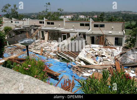 (Pubblicato il 7/22/2006, NC-3, NI-3) Luglio 21, 2006 La demolizione della Marbella condominiums in La Costa ha iniziato a. I lavoratori dovranno strappare manualmente verso il basso nonostante la collina stabilizzata. Giovanni Gastaldo/San Diego Union-Tribune/Zuma premere Foto Stock