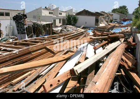 (Pubblicato il 7/22/2006, NC-1, NI-1) Luglio 21, 2006 La demolizione della Marbella condominiums in La Costa ha iniziato a. Molto del legno viene recuperato. Giovanni Gastaldo/San Diego Union-Tribune/Zuma premere Foto Stock