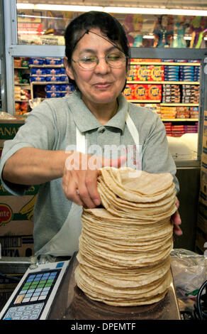 (Pubblicato il 7/30/2006, N-4) Luglio 24, 2006, Escondido, California Mi Pueblo Mercado dipendente MARIA ELENA GARIBAY HA afferra fresco tortilla di mais appena fatto qui per imballarli in sacchetti di plastica per la vendita  foto di Charlie Neuman/San Diego Union-Tribune/Zuma premere. copyright 2006 San Diego Union-Tribune Foto Stock