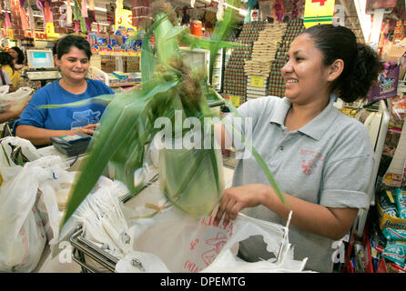 (Pubblicato il 7/30/2006, N-4) Luglio 24, 2006, Escondido, California Mi Pueblo Mercado dipendente LOURDES BALBUENA sacchetti mais per il cliente WILMA ULLOA, a sinistra  foto di Charlie Neuman/San Diego Union-Tribune/Zuma premere. copyright 2006 San Diego Union-Tribune Foto Stock