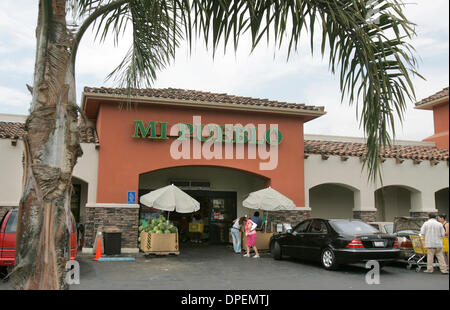 (Pubblicato il 7/30/2006, N-4) Luglio 24, 2006, Escondido, California vista esterna di Mi Pueblo Mercado su East Valley Parkway in Escondido  foto di Charlie Neuman/San Diego Union-Tribune/Zuma premere. copyright 2006 San Diego Union-Tribune Foto Stock