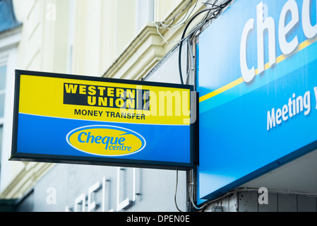 Il centro di controllo e di trasferimento di denaro di Western Union signage su high street locali a Fareham, Hampshire. Foto Stock