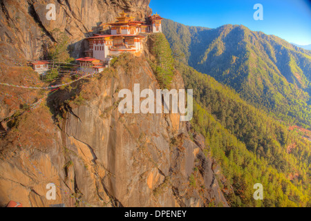 Le Tigri Nest Monastero del Bhutan, Himalaya, Paro Valley. Taktshang Goemba. Appollaiato a 3.000 piedi sopra la valle sottostante Foto Stock