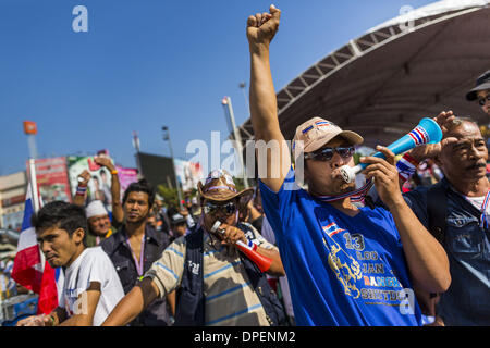 Bangkok, Tailandia. 14 gennaio 2014. Thai governo anti-contestatori allietare mentre un altoparlante condanna il custode del Primo Ministro Yingluck Shinawatra presso il Monumento della Vittoria. Decine di migliaia di Thai anti-governo i manifestanti hanno continuato a bloccare le strade di Bangkok da Martedì a spegnere il Thai Capitol. La protesta, 'Shutdown Bangkok, '' è prevista per una durata di almeno una settimana. Shutdown Bangkok è organizzato da persone democratiche della riforma Comitato (PRDC). Credito: ZUMA Press, Inc./Alamy Live News Foto Stock