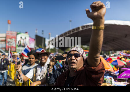 Bangkok, Tailandia. 14 gennaio 2014. Thai governo anti-contestatori allietare mentre un altoparlante condanna il custode del Primo Ministro Yingluck Shinawatra presso il Monumento della Vittoria. Decine di migliaia di Thai anti-governo i manifestanti hanno continuato a bloccare le strade di Bangkok da Martedì a spegnere il Thai Capitol. La protesta, 'Shutdown Bangkok, '' è prevista per una durata di almeno una settimana. Shutdown Bangkok è organizzato da persone democratiche della riforma Comitato (PRDC). Credito: ZUMA Press, Inc./Alamy Live News Foto Stock