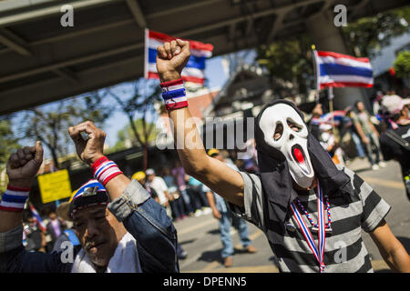 Bangkok, Tailandia. 14 gennaio 2014. Bangkok, Tailandia. Xiv gen, 2014. Un governo anti-protestor indossare una maschera dal film "'Scream'' nella parte anteriore del Royal Thai questura. Centinaia di manifestanti picketed questura perché essi accusano la polizia di simpatizzare con il governo durante le proteste. Decine di migliaia di Thai anti-governo i manifestanti hanno continuato a bloccare le strade di Bangkok da Martedì a spegnere il Thai Capitol. La protesta, 'Shutdown Bangkok, '' è prevista per una durata di almeno una settimana. Credito: ZUMA Press, Inc./Alamy Live News Foto Stock