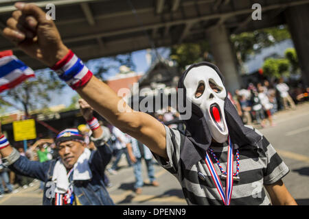 Bangkok, Tailandia. 14 gennaio 2014. Bangkok, Tailandia. Xiv gen, 2014. Un governo anti-protestor indossare una maschera dal film "'Scream'' nella parte anteriore del Royal Thai questura. Centinaia di manifestanti picketed questura perché essi accusano la polizia di simpatizzare con il governo durante le proteste. Decine di migliaia di Thai anti-governo i manifestanti hanno continuato a bloccare le strade di Bangkok da Martedì a spegnere il Thai Capitol. La protesta, 'Shutdown Bangkok, '' è prevista per una durata di almeno una settimana. Credito: ZUMA Press, Inc./Alamy Live News Foto Stock