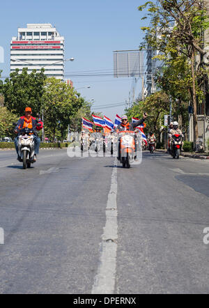 Bangkok, Tailandia. 14 gennaio 2014. anti-governo manifestanti continuare nel secondo giorno della 'Bangkok arresto'. Credito: Christopher Riddler/Alamy Live News Foto Stock