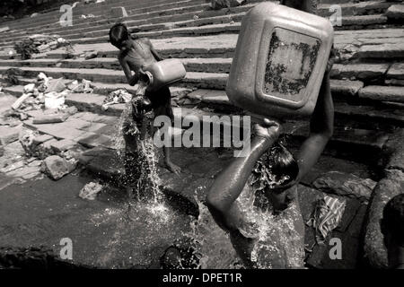 Mar 21, 2006 - Mumbai, India - Divieto Ganga: un serbatoio sacro circondato da quattro cento-anno-vecchi templi e moderni grattacieli. In nessun luogo sono Mumbai della paradossi più evidente rispetto a Banganga. Parte di un antico tempio complesso, l'acqua in questo serbatoio è creduto per venire dal Sacro Gange. È saltato fuori quando Rama, agli esuli di eroe del poema epico Ramayana arrestata al posto di cinque mila Foto Stock