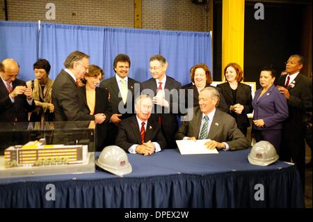 Apr. 24, 2006 - New York New York, Stati Uniti - U.F.T. Presidente Randi Weingarten assiste una bolletta firma con il governatore dello stato di N.Y. George Pataki N.Y. Il sindaco Michael Bloomberg e altri eletto per la costruzione della scuola .04-24-2006.K47596BC. / 2006 (credito Immagine: © Bruce Cotler/Globe foto/ZUMAPRESS.com) Foto Stock