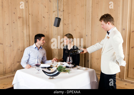 L uomo e la donna in un ristorante atteso da un cameriere, Regensburg, Baviera, Germania Foto Stock
