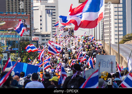 Bangkok, Tailandia. Xiv gen, 2014. Anti-Government manifestanti marciano su un cavalcavia, a Bangkok, Thailandia Credito: dbimages/Alamy Live News Foto Stock