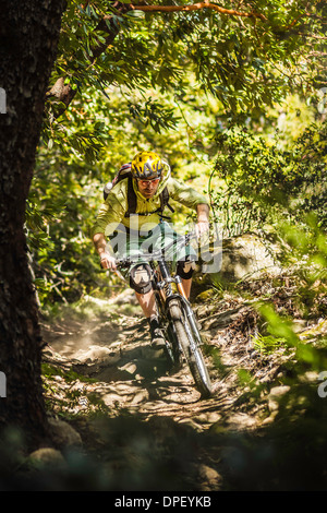 Giovane uomo mountain bike, Soquel dimostrazione la foresta di stato di Santa Cruz, California, Stati Uniti d'America Foto Stock