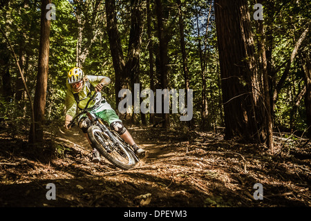 Giovane uomo mountain bike, Soquel dimostrazione la foresta di stato di Santa Cruz, California, Stati Uniti d'America Foto Stock
