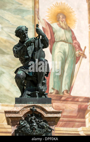 Memorial per liutaio Matthias Klotz, dietro Lüftlmalerei dell Apostolo Paolo, la chiesa parrocchiale di San Pietro e Paolo Foto Stock