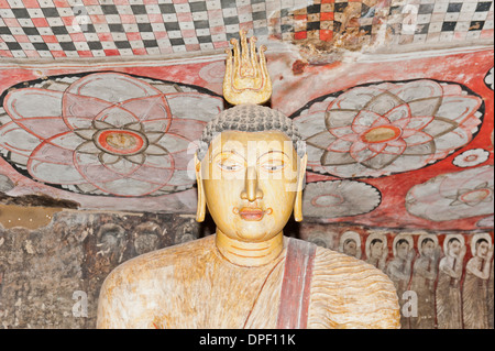 Testa, statua del Buddha, colorati murali sul soffitto, affresco, Maharaja-Iena grotta grotta buddista di Tempio di Dambulla Foto Stock