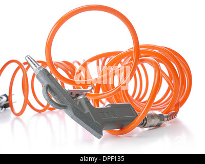Compressore aria pistola con spirale flessibile arancione shot su bianco Foto Stock