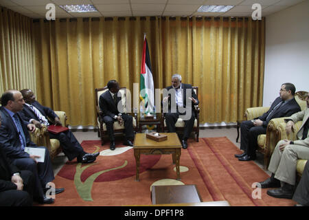 La città di Gaza, Striscia di Gaza, Territori palestinesi. Xiv gen, 2014. Il Primo Ministro palestinese nella striscia di Gaza Ismail Haniyeh riceve l Ambasciatore del Sud Africa per l'Autorità palestinese nel suo ufficio di Gaza City, a gennaio 14, 2014 Credit: Ashraf Amra/immagini APA/ZUMAPRESS.com/Alamy Live News Foto Stock