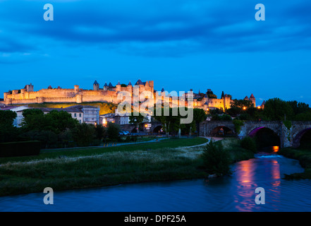 La città fortificata di Carcassonne e il Pont Vieux attraversando il fiume Aude, Carcassonne, Languedoc-Roussillon, Francia Foto Stock