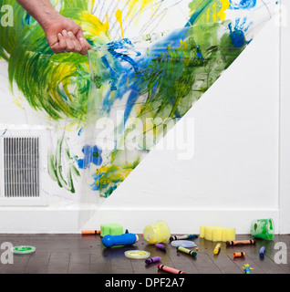 Utili idee per occupato papà: Peel-una-parete artigianato sistema di pulitura Foto Stock