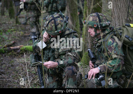 Esercito olandese sta eseguendo un trapano in Olanda Foto Stock