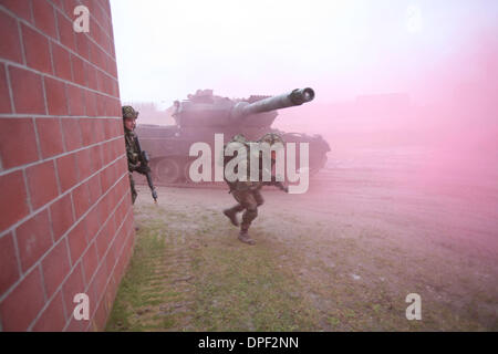 Esercito olandese sta eseguendo un trapano in Olanda Foto Stock