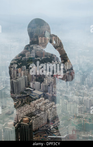 Imprenditore utilizza lo smartphone e Hong Kong cityscape, immagine composita Foto Stock