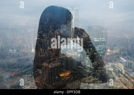 Imprenditrice utilizza lo smartphone e Hong Kong cityscape, immagine composita Foto Stock