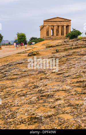 I turisti al Tempio della Concordia e Valle dei Templi, Agrigento, sito UNESCO, Sicilia, Italia Foto Stock