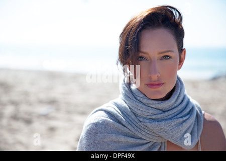 Ritratto di donna matura con capelli corti, Newport Beach, California, Stati Uniti d'America Foto Stock