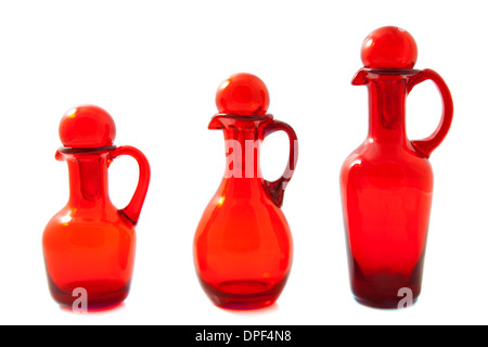 Tre bottiglie di rosso isolato su uno sfondo bianco Foto Stock