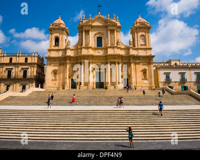 I turisti al Duomo (Cattedrale di Noto) (SAN Nicholas Cathedral), Noto, Val di Noto, Sito Patrimonio Mondiale dell'UNESCO, Sicilia, Italia Foto Stock