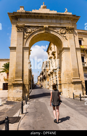 Visite turistiche a Noto City Gate (Porta Reale Ferdinandea), Noto, Sicilia, Italia, Europa Foto Stock