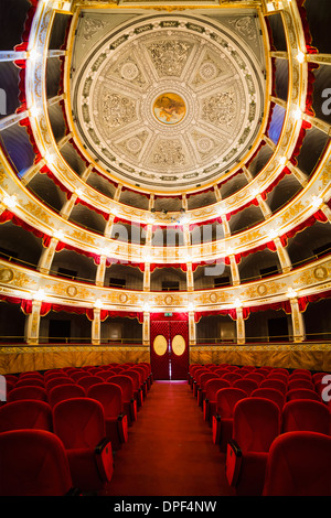 Interno del Teatro di Noto (Teatro Comunale Vittorio Emanuele) in piazza XVI Maggio, Noto, Val di Noto, Sicilia, Italia, Europa Foto Stock