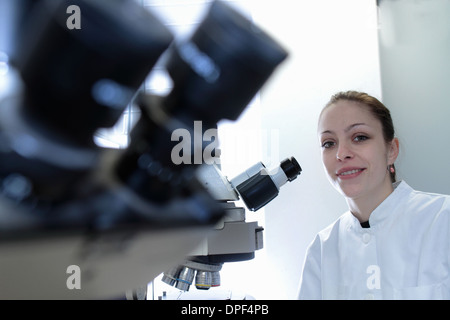 Ritratto di donna scienziato in laboratorio Foto Stock