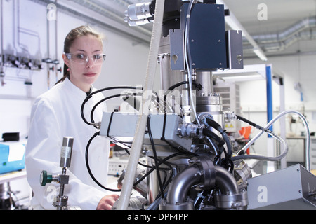 Ritratto di donna tecnico di laboratorio con apparecchiature scientifiche Foto Stock