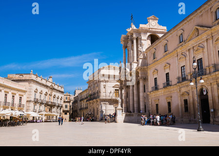 I turisti in una città di Siracusa Tour in Piazza Duomo, al di fuori del Duomo di Siracusa e Ortigia, Siracusa, sito UNESCO, Sicilia, Italia Foto Stock