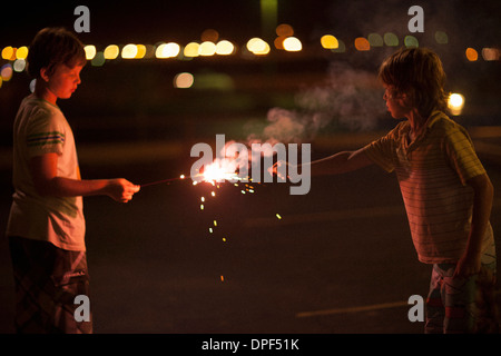 Due ragazzi giocare con botti il 4 luglio Foto Stock