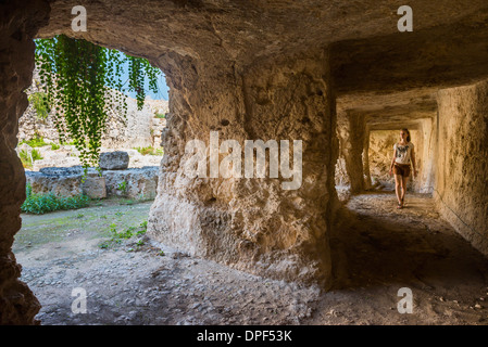 Tourist esplorare i tunnel presso le rovine greche, Castello Eurialo (Castello Eurialo), Siracusa (Siracusa), Sicilia, Italia, Europa Foto Stock