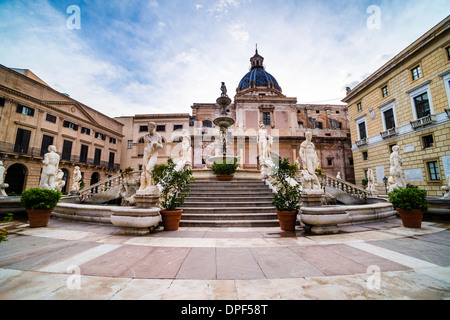 Fontana Pretoria in Piazza Pretoria (Piazza Pretoria) con la cupola della chiesa di Santa Caterina, Palermo, Sicilia, Italia, Europa Foto Stock