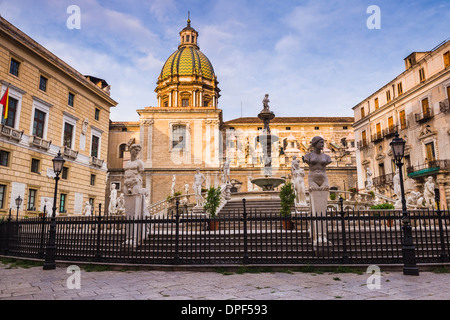 Fontana Pretoria in Piazza Pretoria con la cupola della chiesa di San Giuseppe dei Teatini, Palermo, Sicilia, Italia, Europa Foto Stock