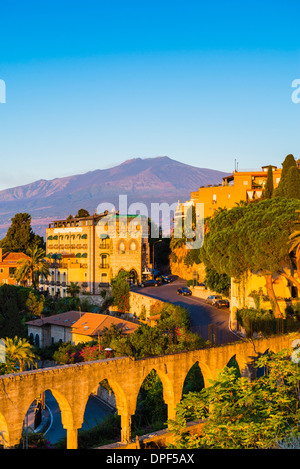 In cima al Monte Etna a sunrise sollevandosi al di sopra di Taormina, Sicilia, Italia, Mediterraneo, Europa Foto Stock