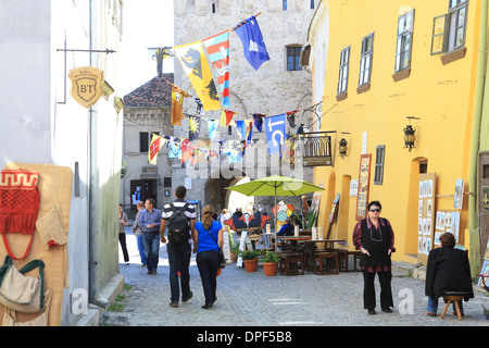 La strada principale che conduce fino alla Torre dell'orologio, in Sighisoara, la medievale città fortificata in Transilvania, Romania Foto Stock