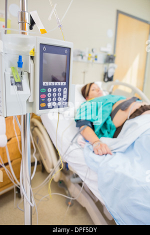 Iv e attrezzature epidurale nel reparto di maternità Foto Stock