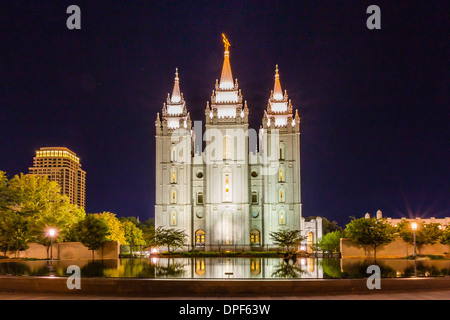 Tempio di Salt Lake durante la notte, azionato dalla Chiesa di Gesù Cristo dei Santi degli Ultimi Giorni, Salt Lake City, Utah, Stati Uniti d'America Foto Stock