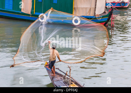 Fisherman casting net lungo il fiume Mekong nella capitale Phnom Penh, Cambogia, Indocina, Asia sud-orientale, Asia Foto Stock