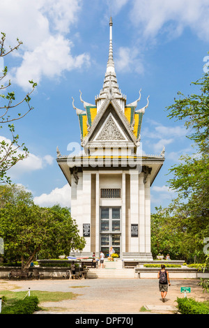 Monumento riempito con teschi umani in corrispondenza dei campi di sterminio di Choueng Ek, vittime sotto il regime dei Khmer Rossi, Phnom Penh Cambogia Foto Stock