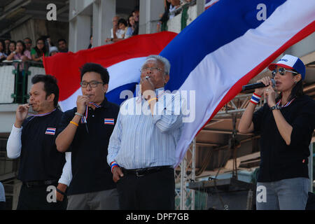 Bangkok, Tailandia. Xiv gen, 2014. Thailandia del governo anti-leader di protesta Suthep Thaugsuban (2nd, R) soffia un whisle sul palco a Bangkok, Thailandia, 14 gennaio 2014. Il leader del governo anti-popolare di riforma democratica Comitato (PDRC) Suthep Thaugsuban minacciato per catturare il custode del Primo Ministro Yingluck Shinawatra e armadietto a chiave ministri e anche di prendere in custodia se essi non dimettersi, ha detto qui il martedì. Credito: Rachen Sageamsak/Xinhua/Alamy Live News Foto Stock