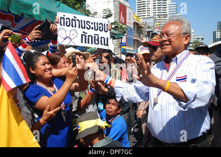 Bangkok, Tailandia. Xiv gen, 2014. Thailandia del governo anti-leader di protesta Suthep Thaugsuban (R) anteriore saluta i tifosi a Bangkok, Thailandia, 14 gennaio 2014. Il leader del governo anti-popolare di riforma democratica Comitato (PDRC) Suthep Thaugsuban minacciato per catturare il custode del Primo Ministro Yingluck Shinawatra e armadietto a chiave ministri e anche di prendere in custodia se essi non dimettersi, ha detto qui il martedì. Credito: Rachen Sageamsak/Xinhua/Alamy Live News Foto Stock